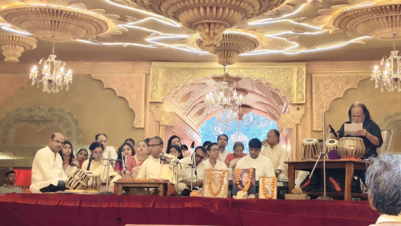 प्रयागराज में भोर 4 बजे गूंजे चंडी पाठ के मंत्र, बांग्ला वेशभूषा और शंखनाद से भक्तिमय हुआ बाई का बाग