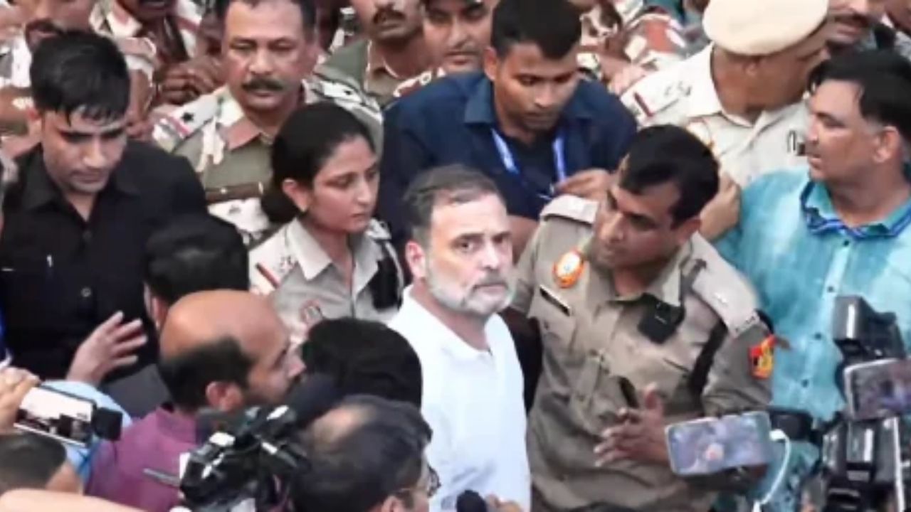 Rahul Gandhi Detained: राहुल गांधी को पुलिस ने हिरासत में लिया, कांग्रेसियों का जबरदस्त प्रदर्शन-नारेबाजी