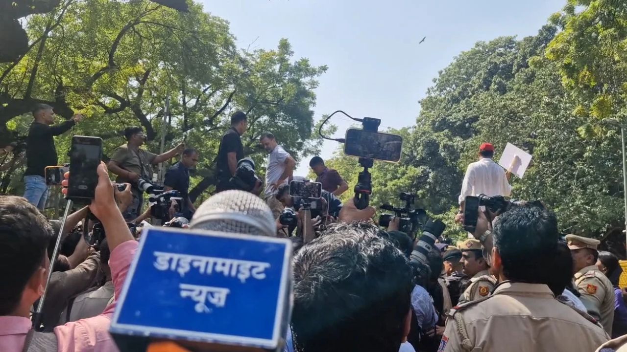 INDIA Bloc Protest: राहुल गांधी और प्रियंका गांधी हिरासत में, EC के खिलाफ विपक्ष का शक्ति प्रदर्शन