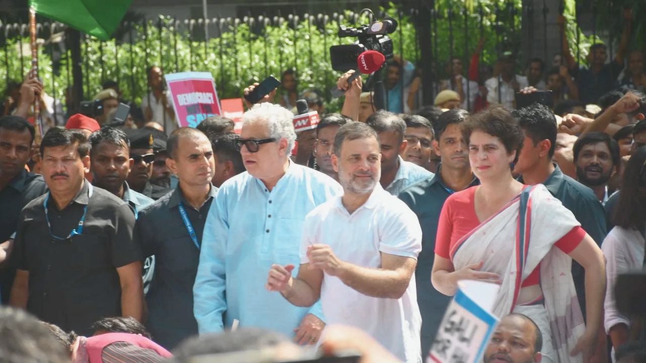 राहुल गांधी और प्रियंका गांधी हिरासत में, EC के खिलाफ विपक्ष का शक्ति प्रदर्शन