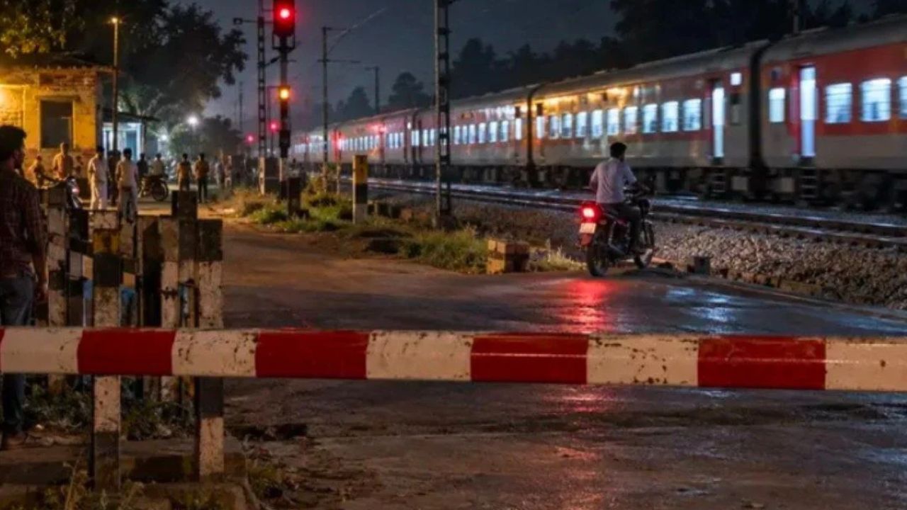बरेली में दर्दनाक रेल हादसा, बंद फाटक के नीचे से भतीजा निकला पार, पीछे आ रहे चाचा को एक्सप्रेस ट्रेन ने कुचला