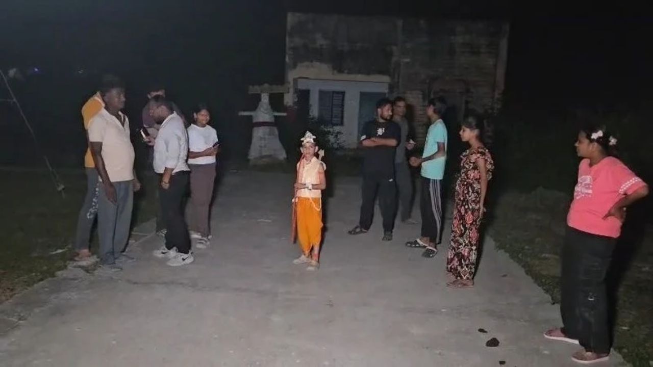 झांसी में मासूम राजा कटियार बने श्रीराम, धनुष-बाण से किया रावण के पुतले का दहन