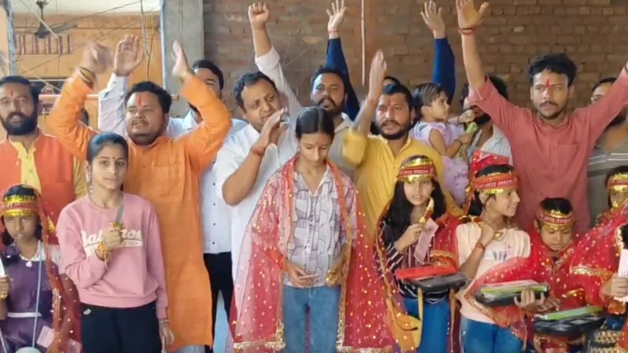 मुजफ्फरनगर में रामनवमी पर कन्याओं को भोजन के बाद बांटे चाकू, वीडियो वायरल; हिंदू रक्षा दल ने बताई वजह