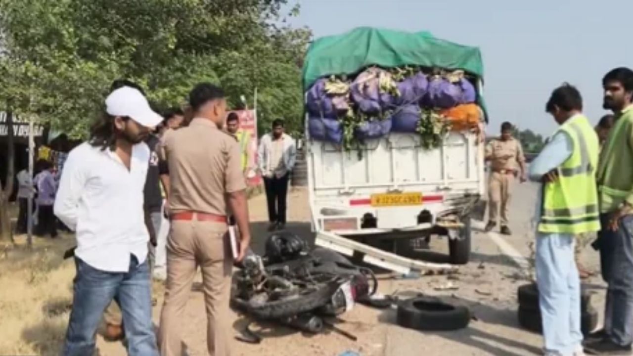 हापुड़ में दर्दनाक हादसा: अंतिम संस्कार में शामिल होने जा रहे 3 युवकों की मौत, हाईवे पर खड़ी पिकअप बनी काल
