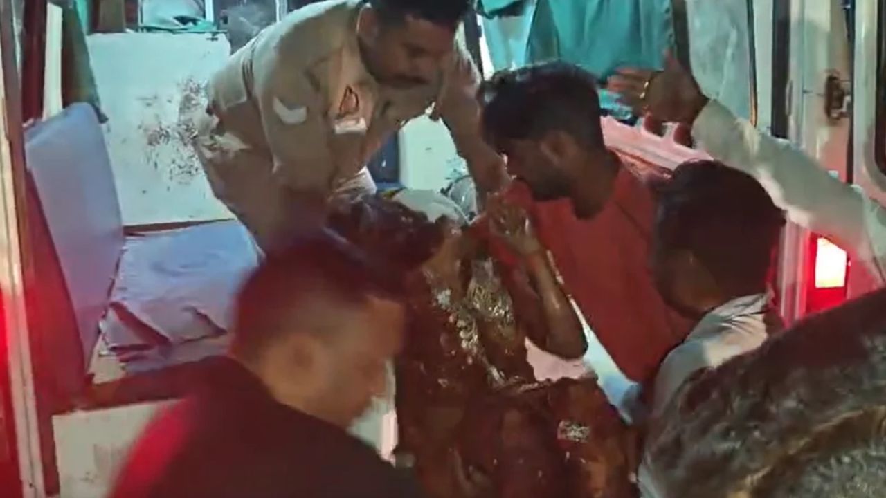 बदायूं में बड़ा हादसा: बाइक सवार चाचा-भतीजी को पिकअप ने मारी टक्कर, दोनों की हालत नाजुक