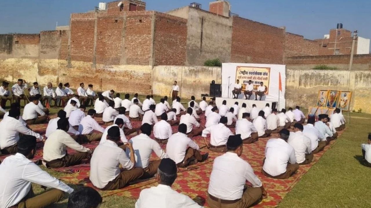 बाल स्वयंसेवकों से बुजुर्गों तक ने लिया हिस्सा, हाथरस में 3 किलोमीटर तक RSS का पथ संचलन