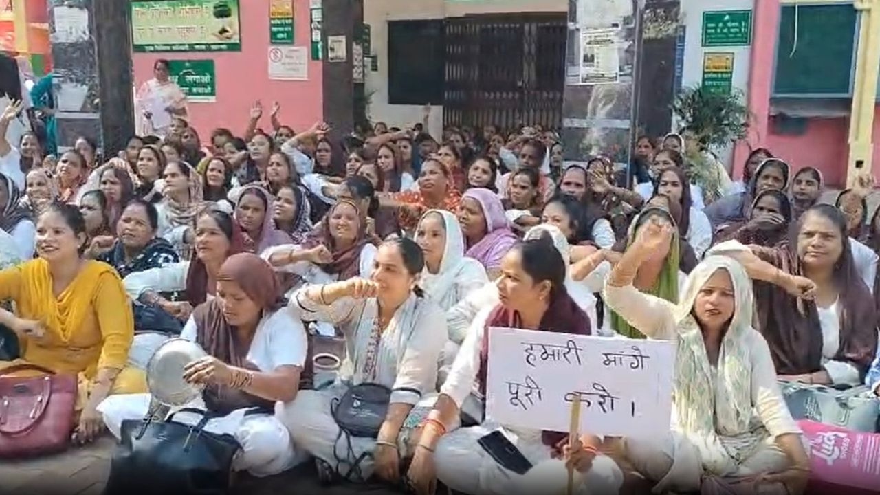 सहारनपुर में आशाओं का 13वें दिन भी धरना, 30 हजार मानदेय की मांग पर अड़ीं कार्यकर्ता