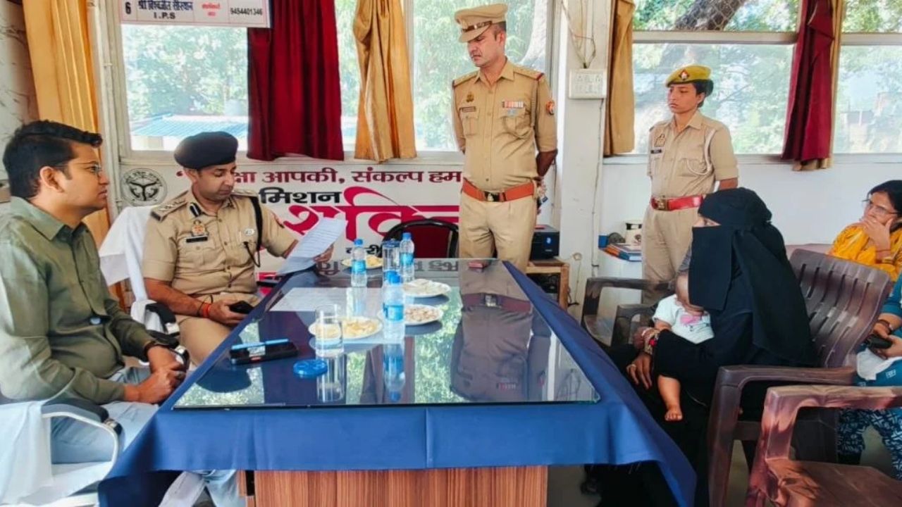 सिद्धार्थनगर में DM-SP ने सुनीं लोगों की समस्याएं, कई शिकायतों का मौके पर निस्तारण