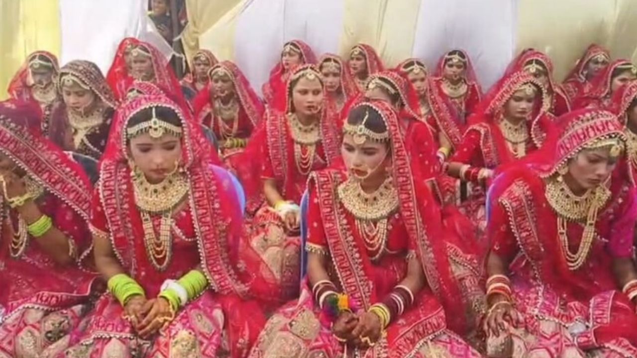 बलिया में 76 जोड़ों ने थामा एक-दूजे का हाथ, दुल्हन के खाते में आएंगे 64 हजार रुपये