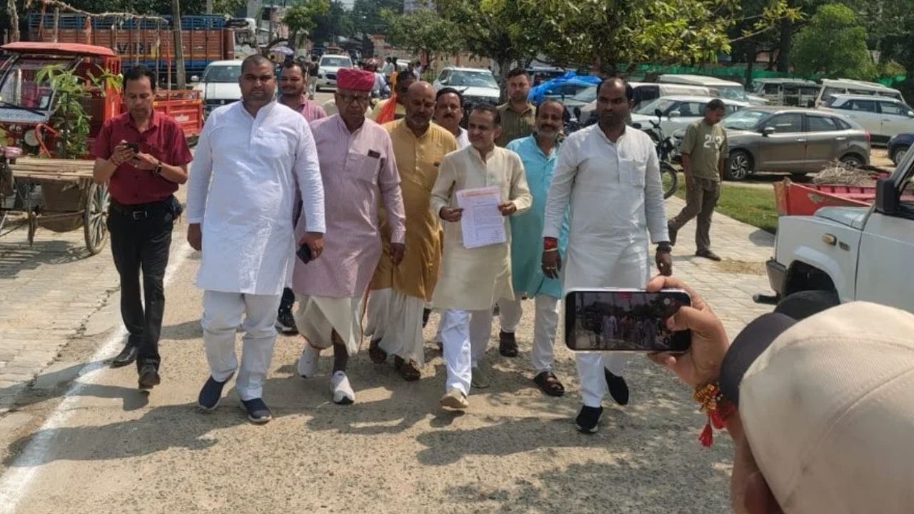 सिद्धार्थनगर में जमीन विवाद पर गरमाई सियासत, पयोहारी आश्रम की जमीन को लेकर भिड़े पक्ष, व्यापारियों ने डीएम से लगाई गुहार