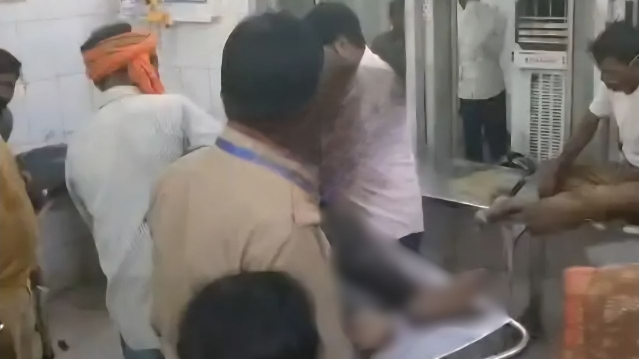 सीतापुर में तेज रफ्तार वाहन ने छीन ली ई-रिक्शा चालक की जिंदगी, टक्कर मारकर फरार हुआ ड्राइवर