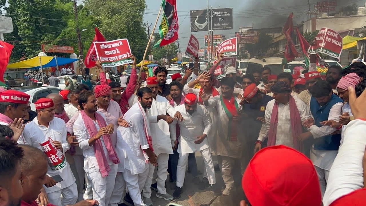 ‘वोट बचाओ’ के नारे से गूंजा देवरिया, मतदाता सूची के विवाद पर सड़कों पर उतरी सपा; जमकर हुआ हंगामा