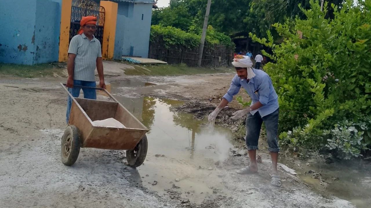 बाढ़ के बाद सोहगीबरवा में प्रशासन का एक्शन, प्रभावित गांवों में युद्धस्तर पर स्वास्थ्य-सफाई अभियान