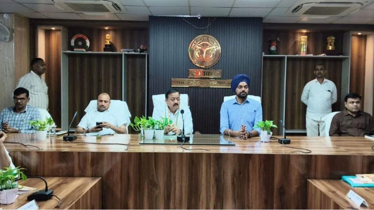 Sultanpur: चक्रवाती तूफान ‘अर्नब’ को लेकर अलर्ट, डीएम ने सभी विभागों को दिए मुस्तैद रहने के निर्देश
