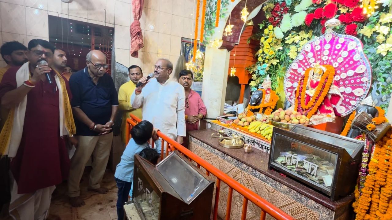 नवरात्र के पहले दिन मंदिर में उमड़ी आस्था, सुशील कुमार टिबडेवाल ने लिया मां का आशीर्वाद