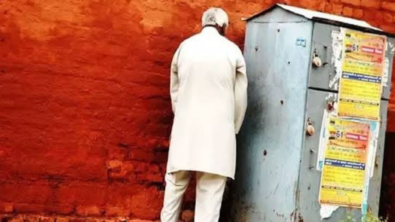 देवरिया में दुकान के पीछे पेशाब करने पर भिड़े दो दुकानदार, मारपीट में युवती को भी लपेटा