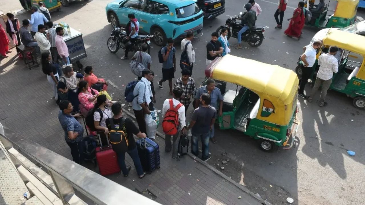 दिल्ली में ट्रेनें रद्द होने से यात्री परेशान, बसों और ऑटो-टैक्सियों का बढ़ा किराया