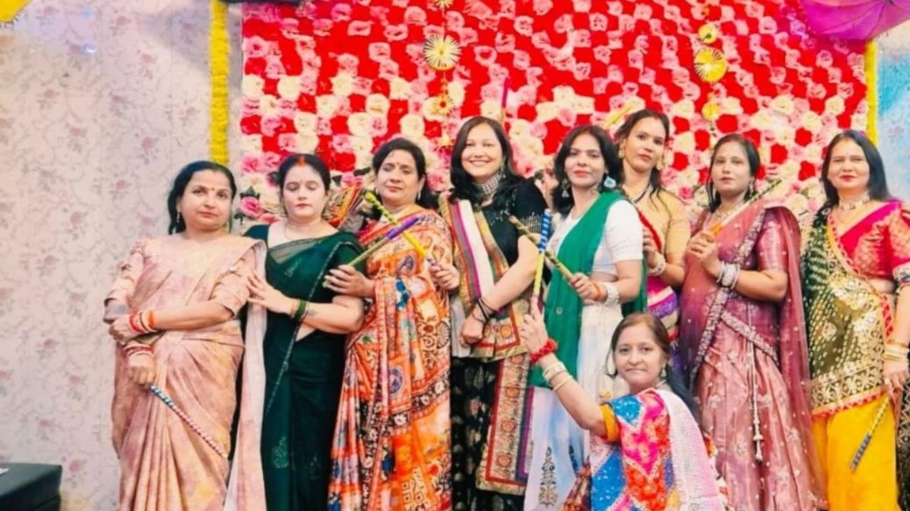 अमेठी में डांडिया की धुन पर झूमीं महिलाएं, लोकगीतों ने बांधा समां