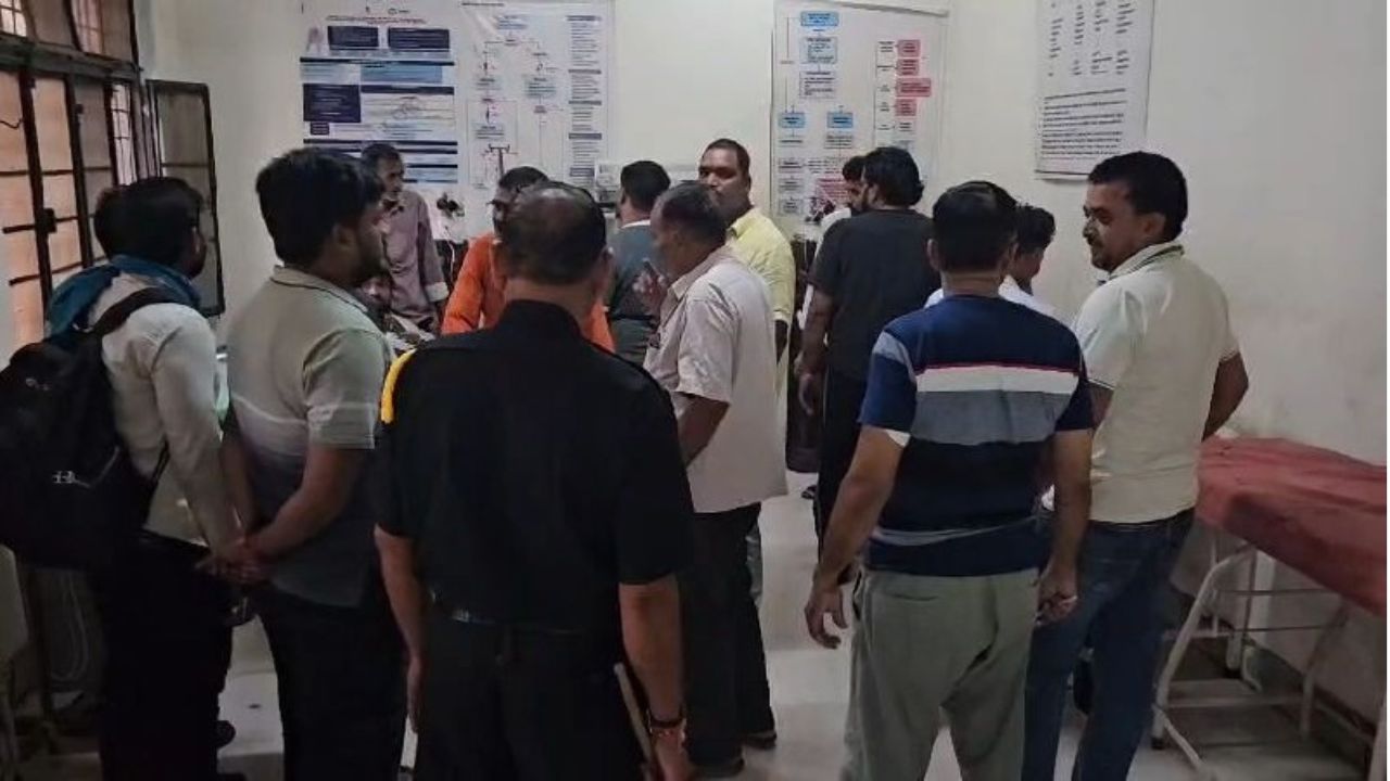 Road Accident: पहले बाइक को मारी टक्कर, फिर खड़े ट्रैक्टर से भिड़ा! झांसी में हादसे से मचा हड़कंप