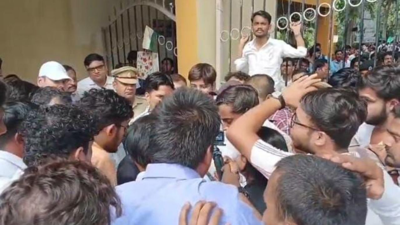 Kanpur News: डीसी लॉ कॉलेज विवाद! छात्रों ने किया प्रदर्शन, विश्वविद्यालय का रुख सख़्त