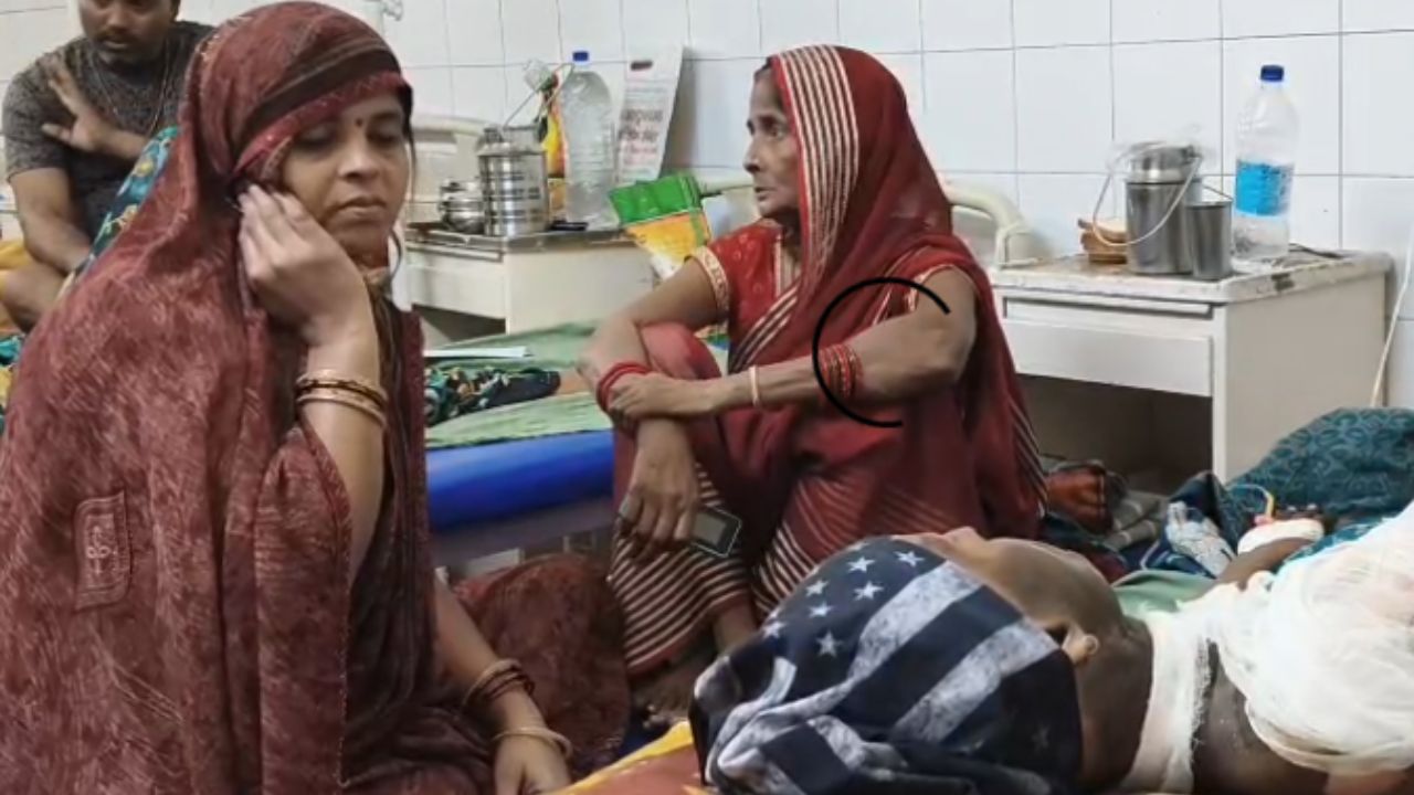 स्कूटी के लिए मां से विवाद, नशे में ट्रांसफार्मर पर चढ़ा युवक करंट लगने से…