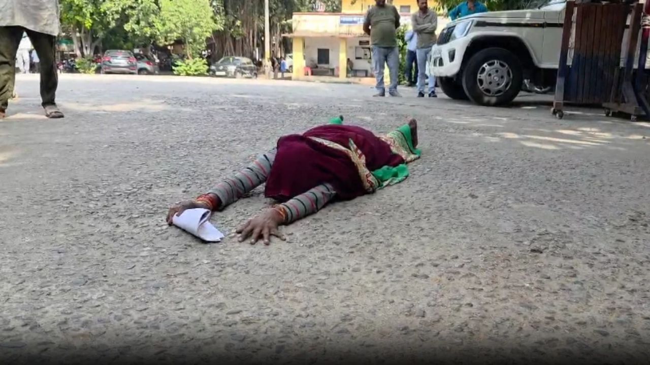 जमीन में हिस्सा नहीं मिला तो डीएम ऑफिस में लेट गई महिला