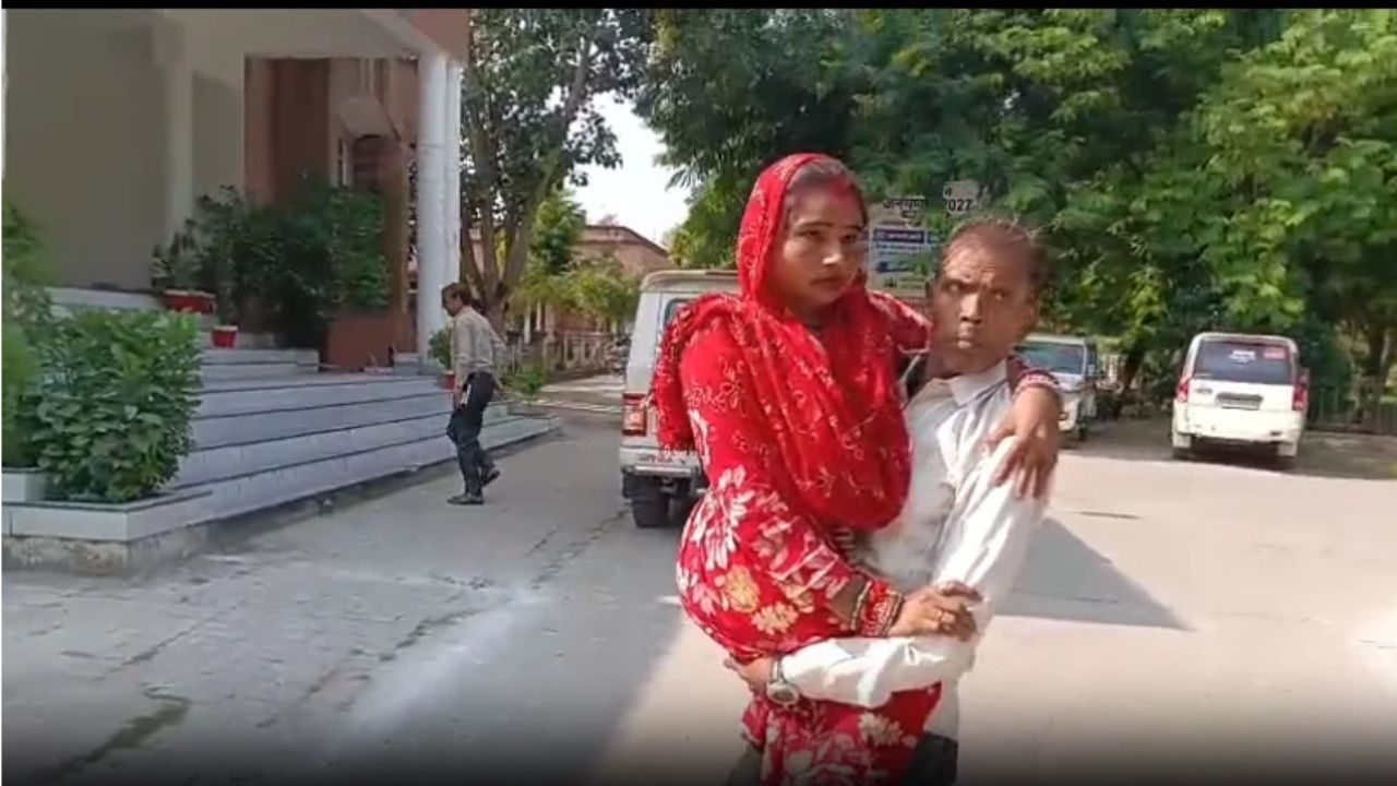 इंसानियत की तस्वीर! दिव्यांग महिला को गोद में उठाकर डीएम की चौखट पर पहुंचा फरियादी