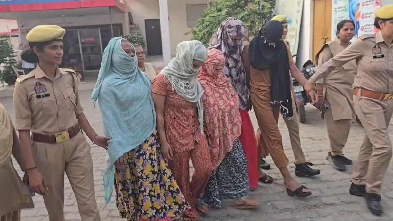 झांसी में पुलिस लाइन गेट पर बवाल! बैरियर लगाकर हंगामा, 5 गिरफ्तार