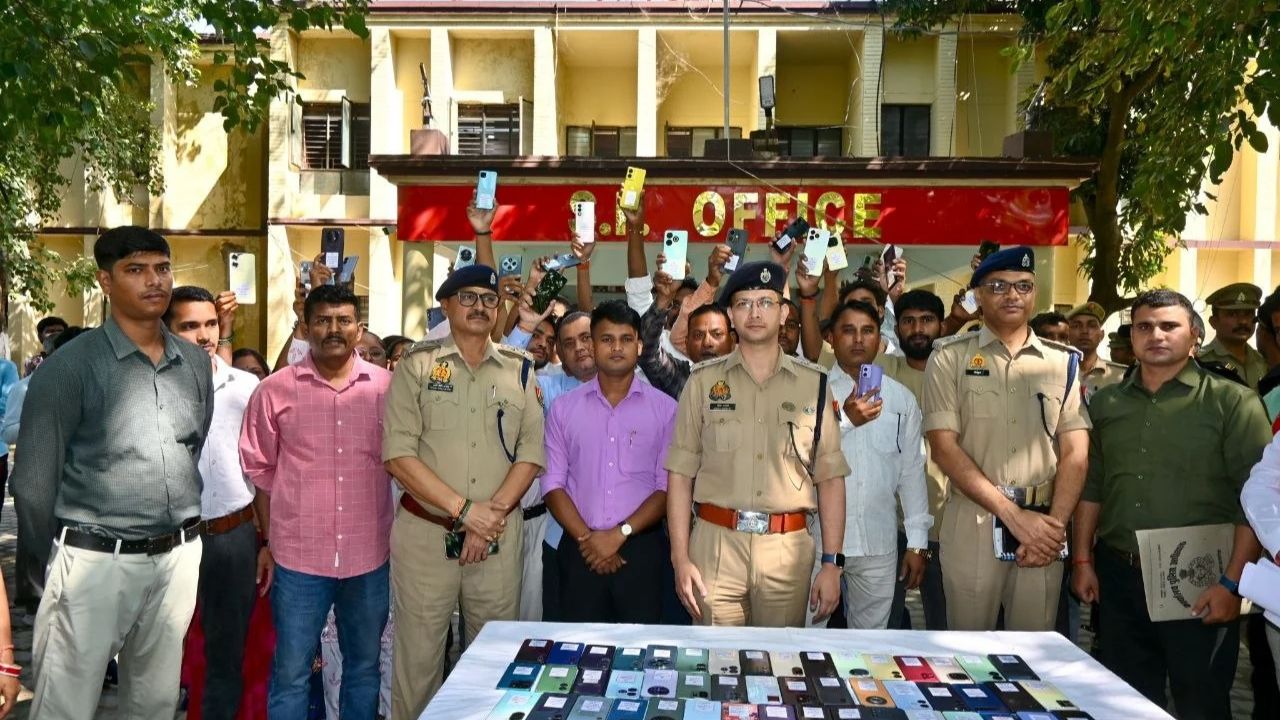 महराजगंज में 28 लाख रुपये के मोबाइल बरामद! SP शक्ति मोहन अवस्थी ने किया बड़ा खुलासा