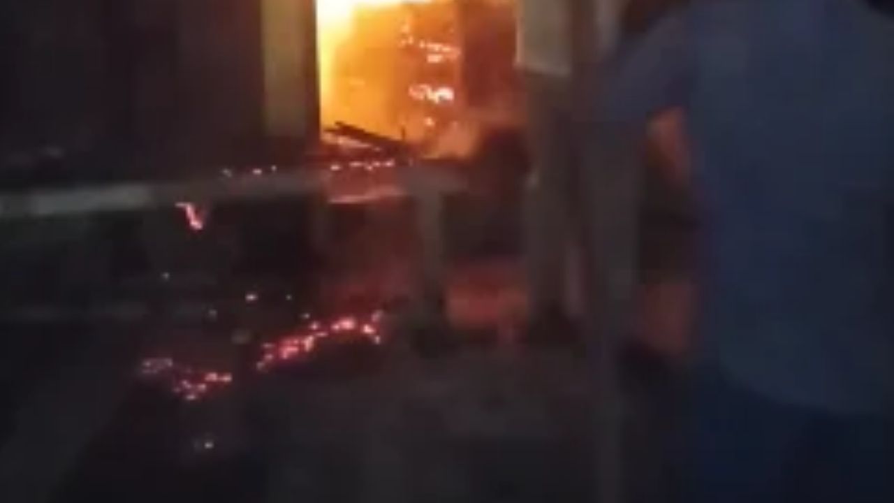 इटहिया धाम में आग का तांडव! कॉस्मेटिक की दुकान में लाखों का सामान जलकर राख, दुकानदार को भारी नुकसान महराजगंज:…