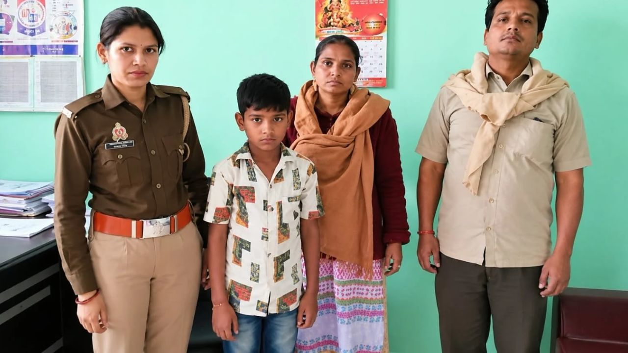 UP पुलिस को  किशोर गंभीर हालत में अकेले मिला, इलाज कराकर पिता को सौंपा