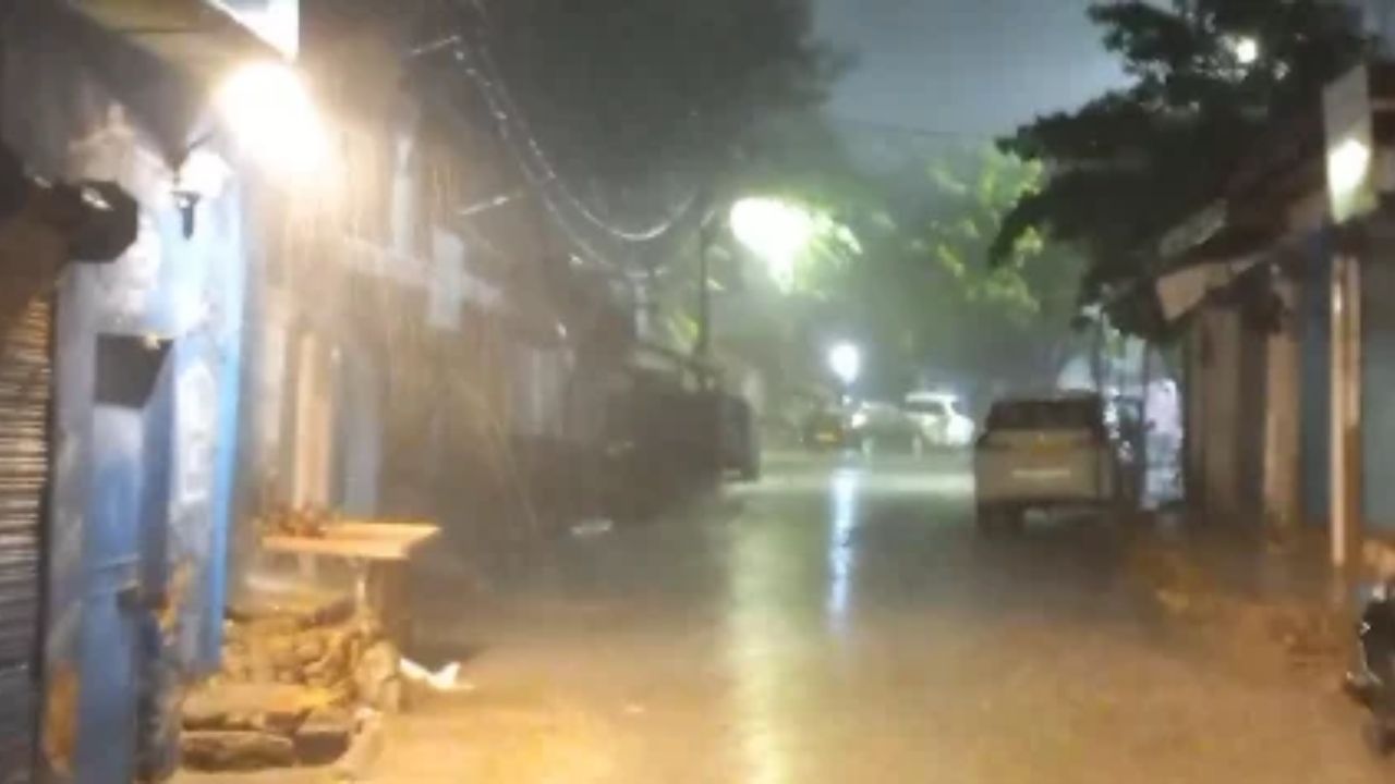 Weather Update: दिल्ली-एनसीआर में बरसे बदरा, ताममान में आई गिरावट, लोगों को ठंड का एहसास