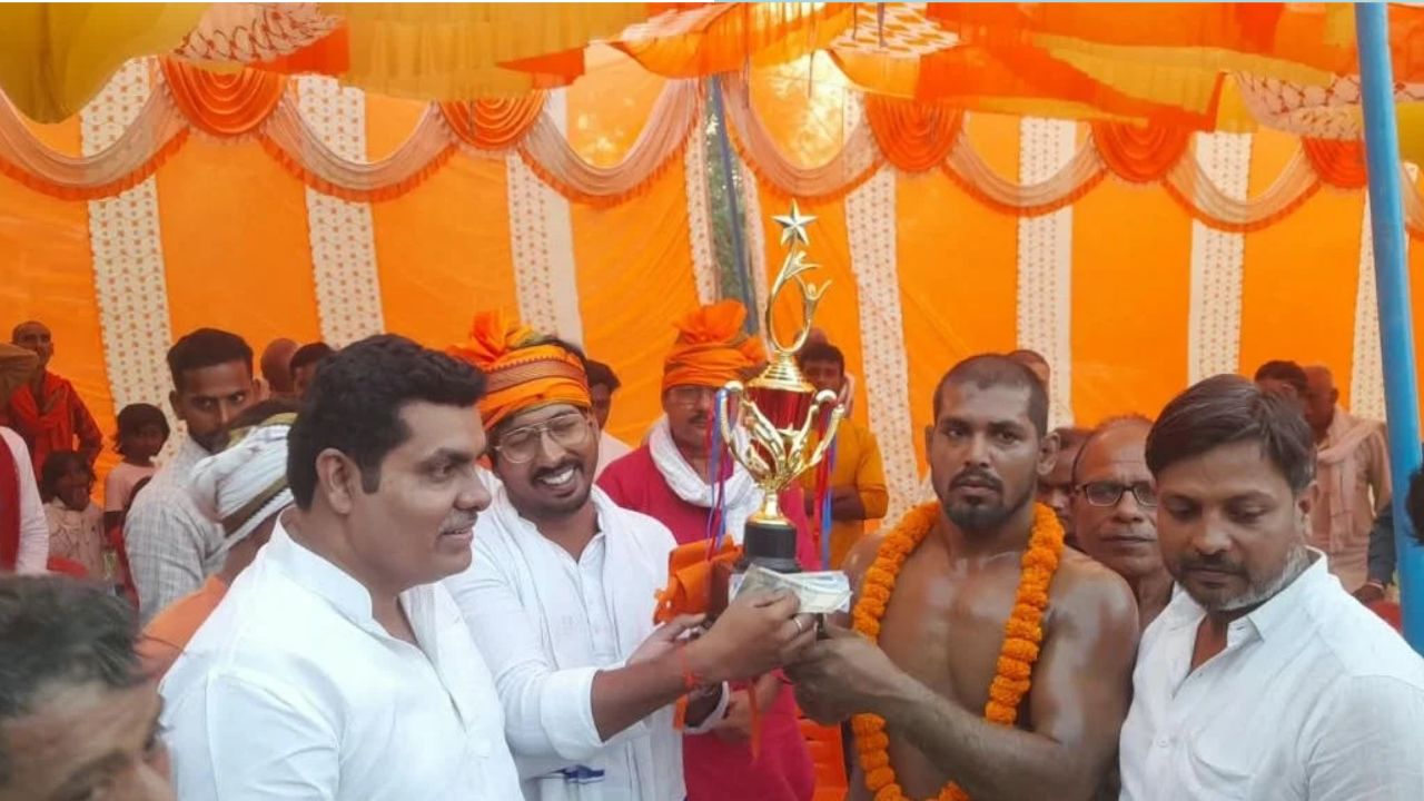 शरद पूर्णिमा पर बलिया में गूंजी तालियों की गड़गड़ाहट, सरजू बाबा के अखाड़े में पहलवानों ने दिखाए हैरतअंगेज दांव-पेच