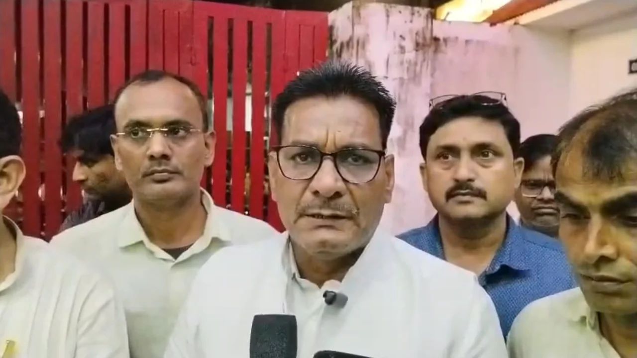 सुल्तानपुर में लिफ्ट हादसे ने पकड़ा तूल, SDM के बयान से शिक्षकों में नाराजगी, की ये मांग