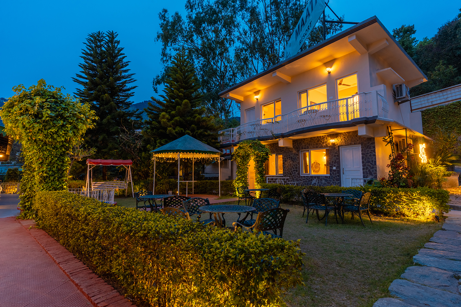 MAATI SIGNATURE COLLECTION BY THE LAKE HILL - Image 1
