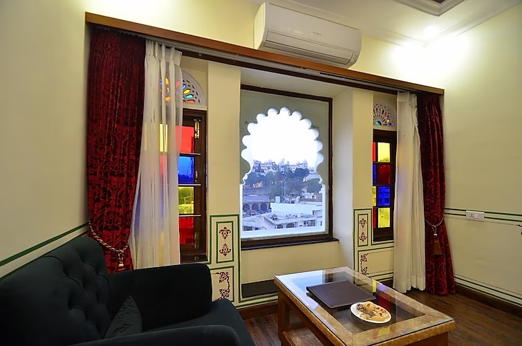 AARAM MAHAL UDAIPUR