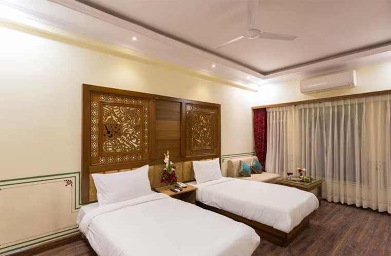 AARAM MAHAL UDAIPUR