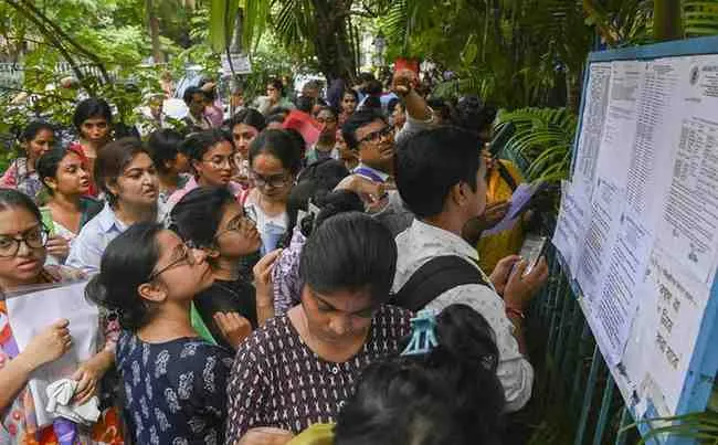 ওবিসি সংরক্ষণ নিয়মে এসএসসি-র সংশোধিত তালিকা প্রকাশ, বাদ পড়ছেন এক হাজারের বেশি