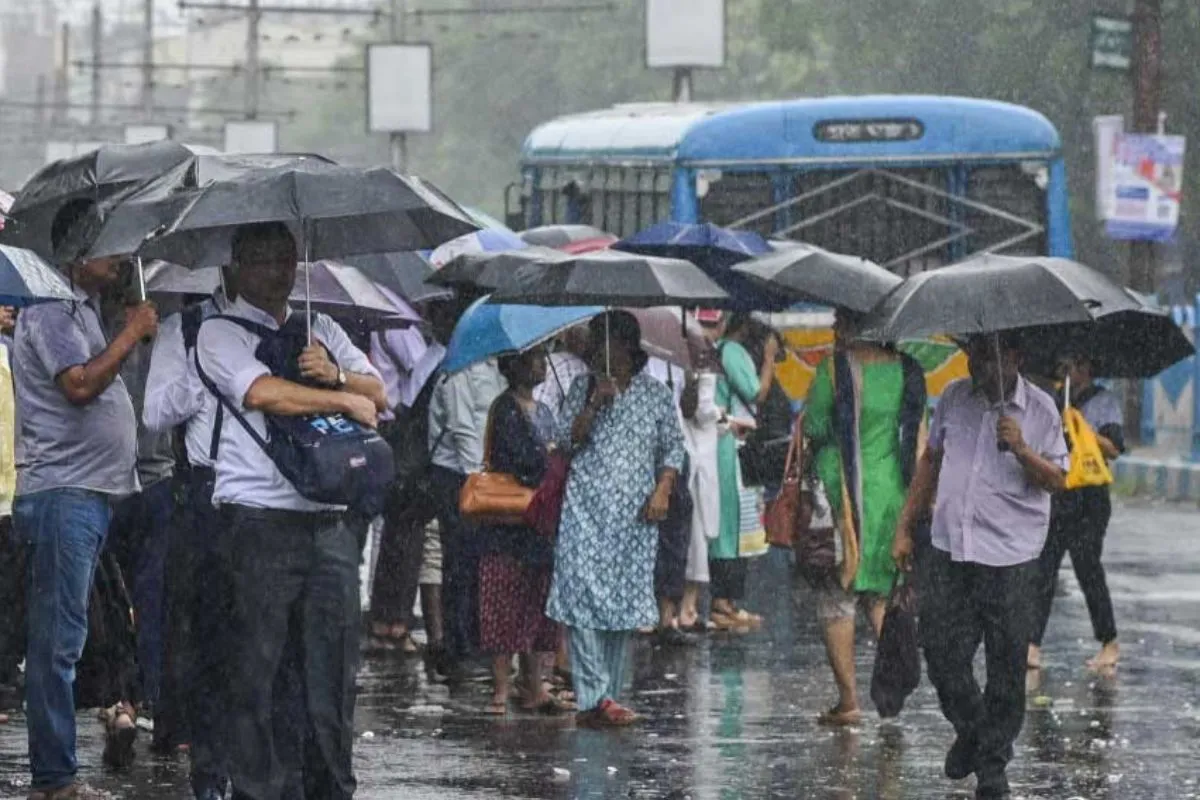 কলকাতা-সহ রাজ্যে বর্ষার দাপট, একাধিক জেলায় ভারী বৃষ্টির সতর্কতা