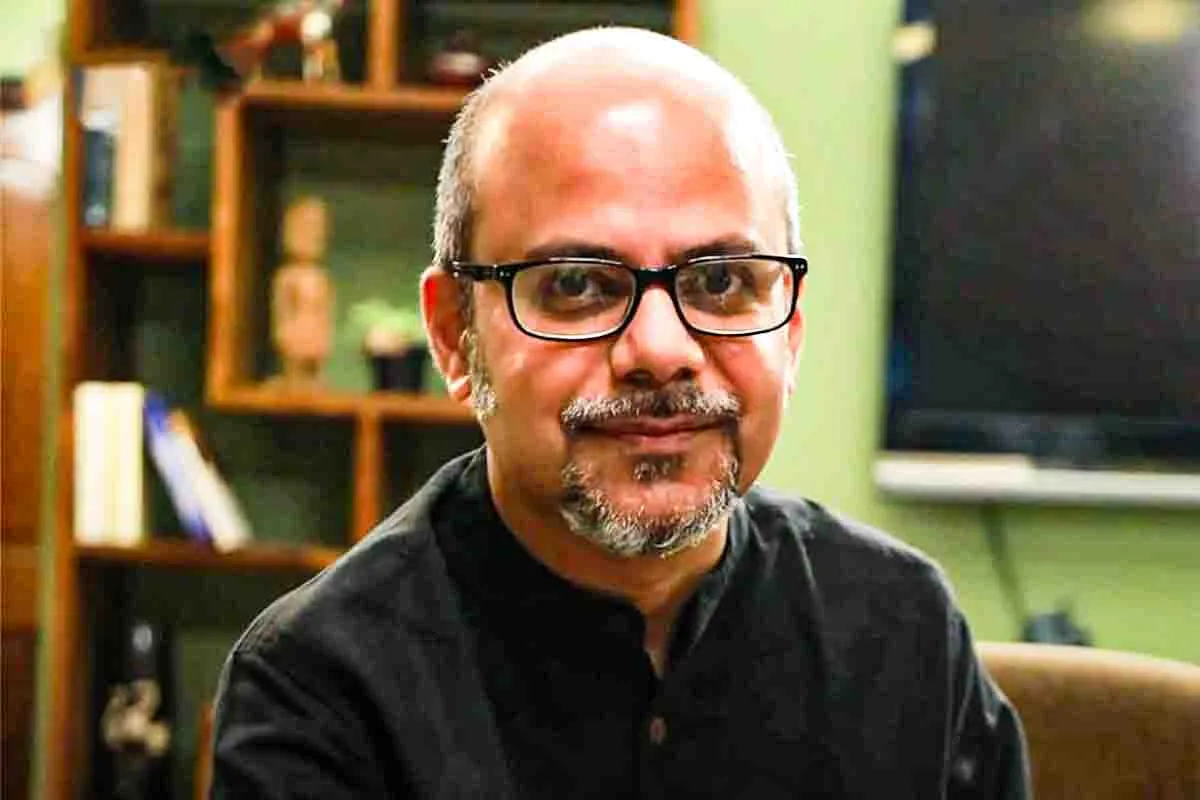 শিশুর জন্য ফুটপাতে দুধ গরম করছিলেন গৃহহীন মা, মন্ত্রীর ধমকে তীব্র বিতর্ক