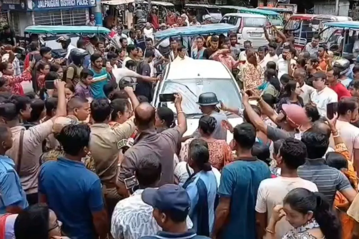 পলাতক তৃণমূল নেত্রী থানায় এসে আক্রান্ত