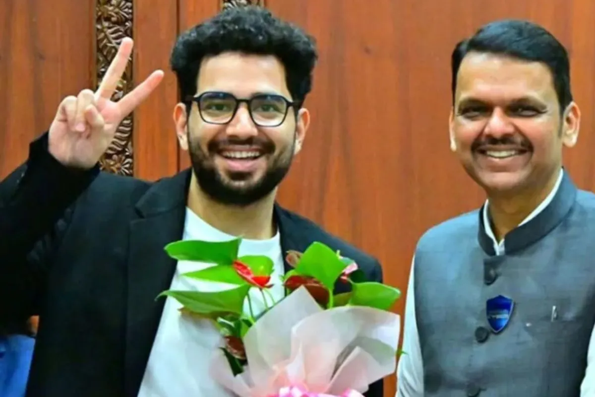 'এবার পুলিশ তুলে আনল সংবর্ধনা দিতে!' ফড়ণবীশের সামনে অভিজ্ঞতা শেয়ার করলেন সময়