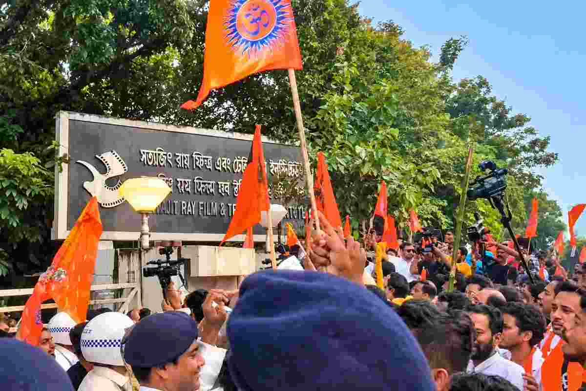 এসআরএফটিআই ক্যাম্পাসে হিন্দু জাগরণ মঞ্চের মিছিল, বোতলবৃষ্টি ও সংঘর্ষ