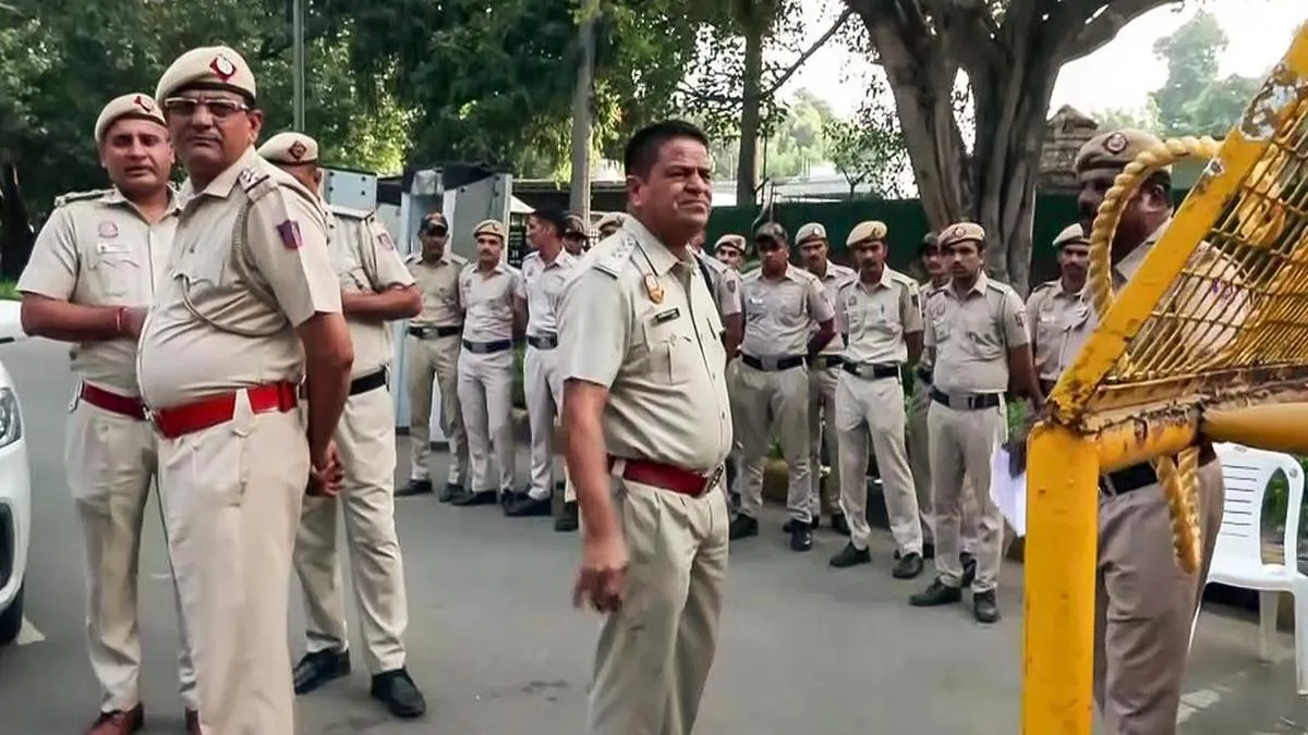সুপ্রিম কোর্টের নির্দেশ উপেক্ষা করে দিল্লিতে ৬ মেট্রো স্টেশন বন্ধ
