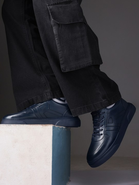 Men Perforations Leather Sneakers