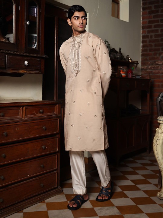 Men Floral Embroidered Kurta