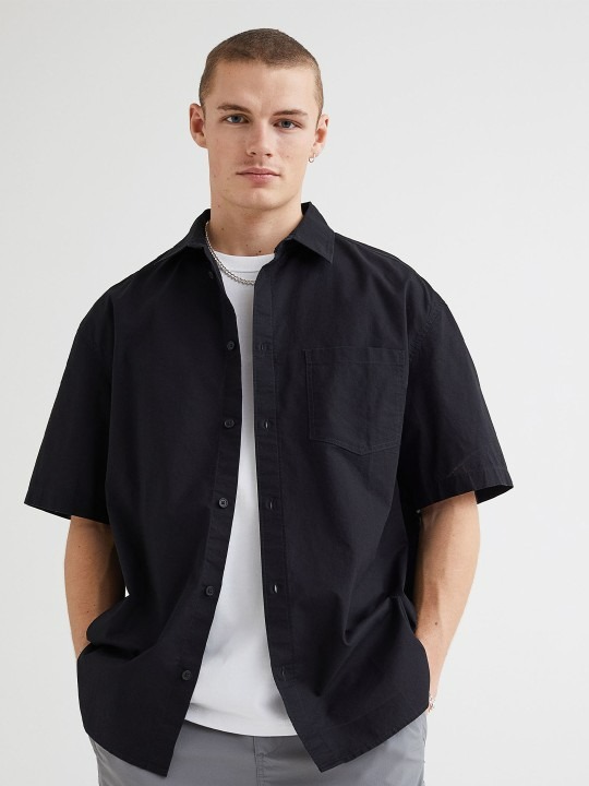 Men Black Solid Relaxed Fit Short-Sleeved Shirt