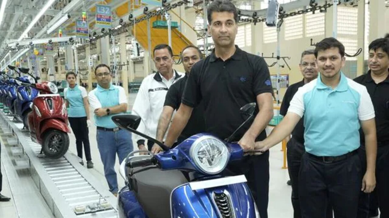 Bajaj Chetak 1654914171085 1654914186004