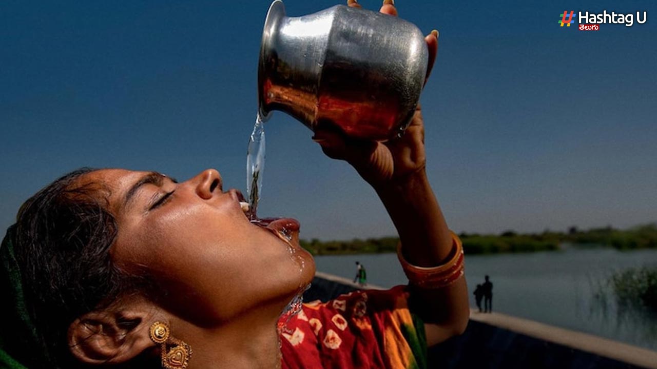 Women Drnk Water
