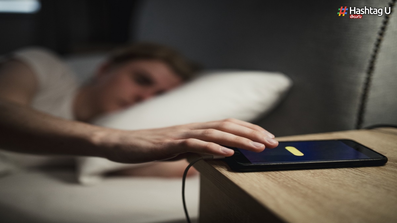 What Happens If You Sleep With Your Smartphone Next To You 